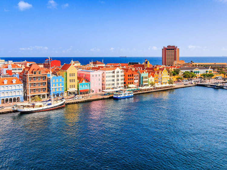 Willemstad, Cura&ccedil;ao &ndash; Bunte Kolonialh&auml;user leuchten am Kai
