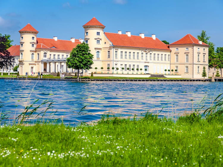 Brandenburg, Deutschland &ndash; Barockes Schloss spiegelt sich im klaren See