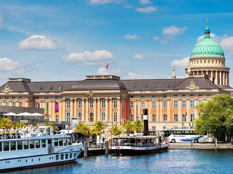 Brandenburg, Deutschland &ndash; Das barocke Rathaus gl&auml;nzt direkt am Ufer der Havel