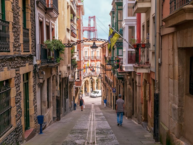 Bilbao, Spanien &ndash; Historische Altstadt f&uuml;hrt direkt zur Puente de Vizcaya