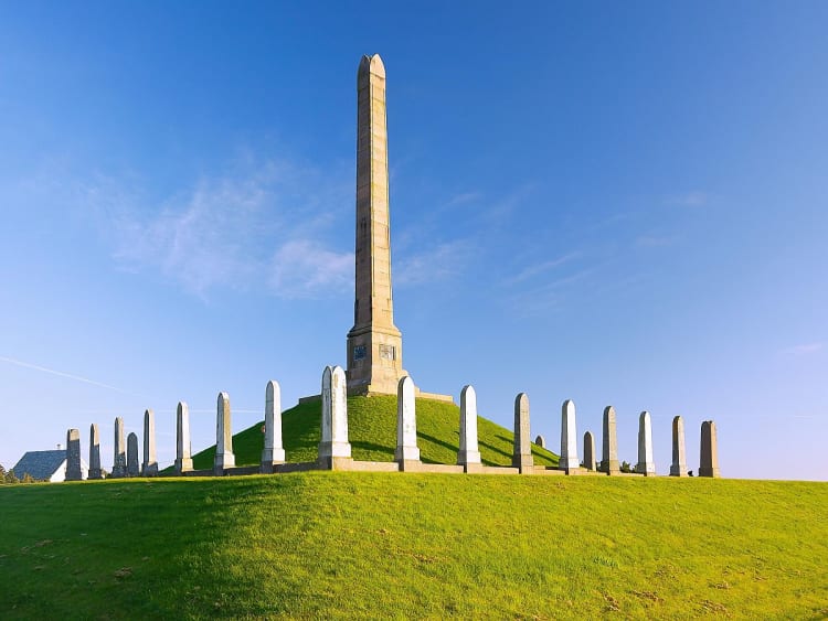 Haugesund, Norwegen &ndash; hohes Obeliskdenkmal auf einem H&uuml;gel im weiten Phoenix Park