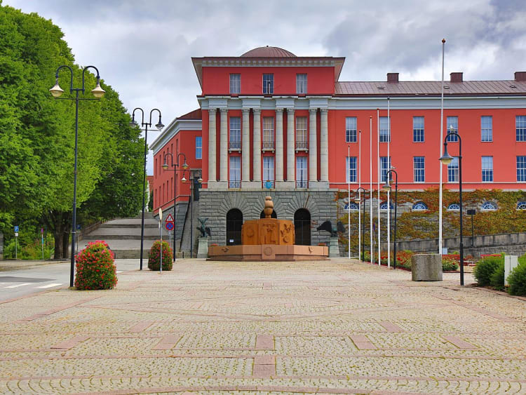 Haugesund, Norwegen &ndash; rotes Rathaus mit Brunnen am gepflasterten Stadtplatz