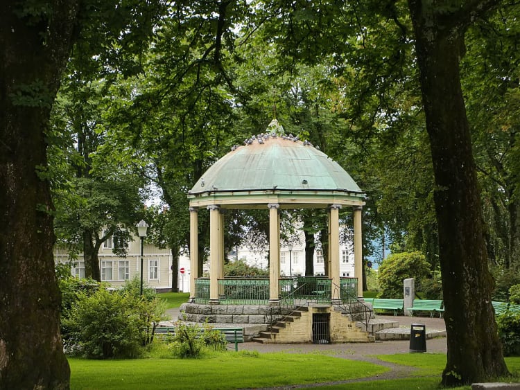 Haugesund, Norwegen &ndash; gr&uuml;ner Musikpavillon mit Kuppel inmitten alter Parkb&auml;ume