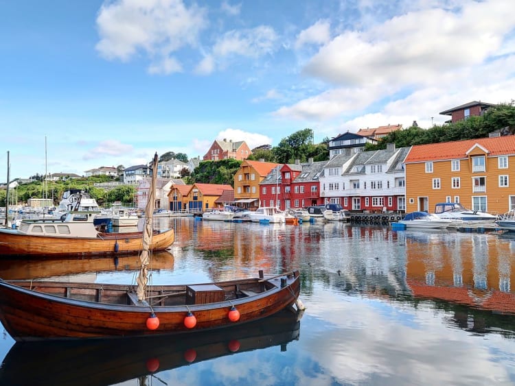 Haugesund, Norwegen - bunte Holzh&auml;user spiegeln sich im ruhigen Wasser des Hafens