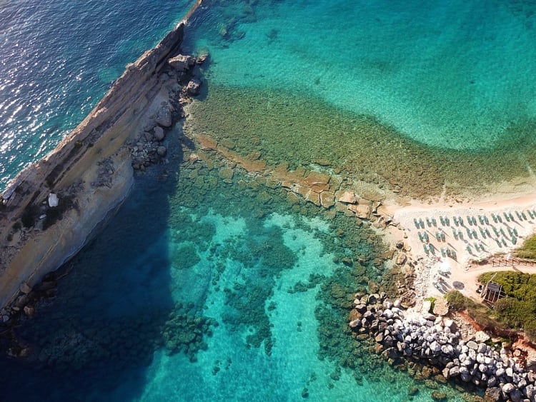 Argostoli, Griechenland &ndash; zerkl&uuml;fteter K&uuml;stenvorsprung inmitten flacher, blauer See