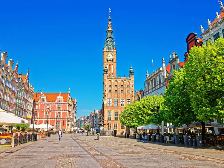 Danzig, Polen &ndash; Rathaus mit Uhrturm am Langen Markt zwischen bunten Giebelh&auml;usern