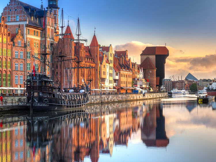 Danzig, Polen &ndash; historisches Hafenviertel mit Segelschiff und Mottlau