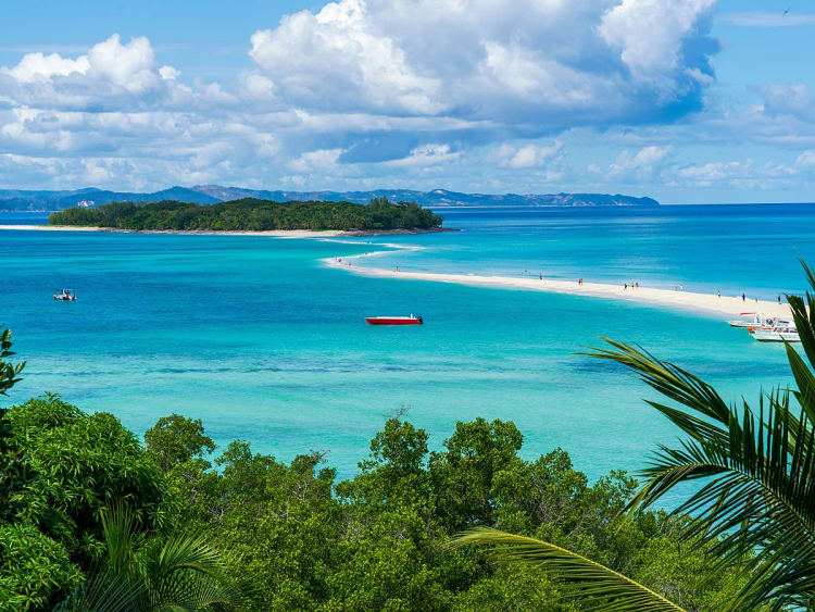 Nosy Be, Madagaskar &ndash; wei&szlig;e Sandbank verbindet zwei Inseln im t&uuml;rkisblauen Meer