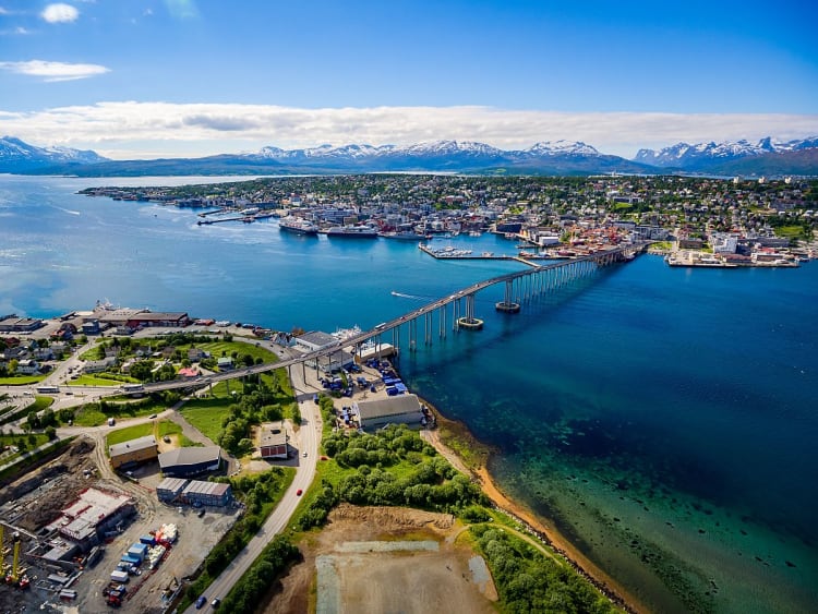 Troms&oslash;, Norwegen &ndash; lange Br&uuml;cke verbindet Festland und Stadtinsel