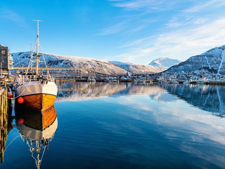 Troms&oslash;, Norwegen &ndash; klare Winterluft &uuml;ber Bootssteg und wei&szlig;en Gipfeln im Hintergrund