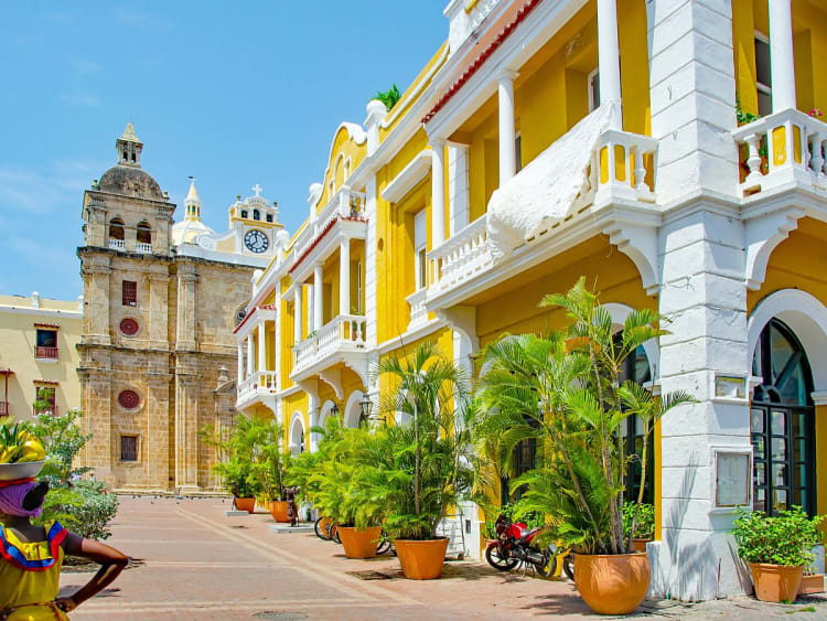 Cartagena, Kolumbien &ndash; gelbe Kolonialfassaden vor Kirche San Pedro Claver in der Altstadt