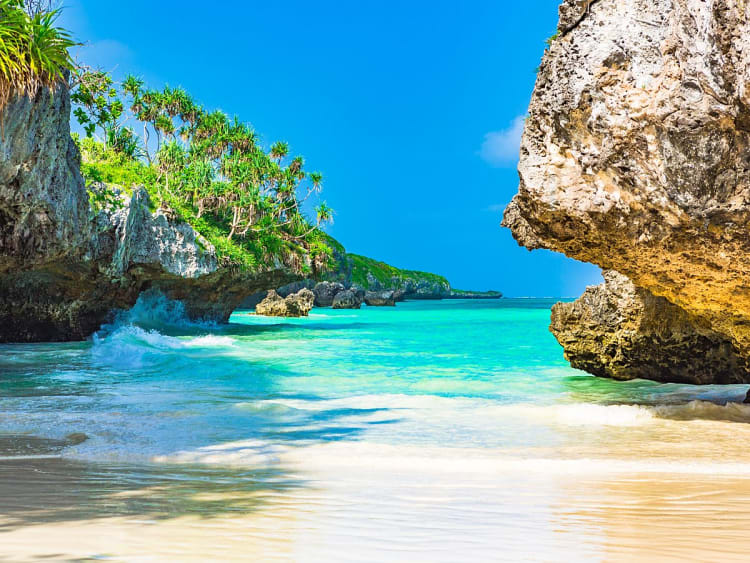 Sansibar, Tansania &ndash; zerkl&uuml;ftete Felsk&uuml;ste umrahmt eine tropische Bucht mit t&uuml;rkisfarbenem Meer