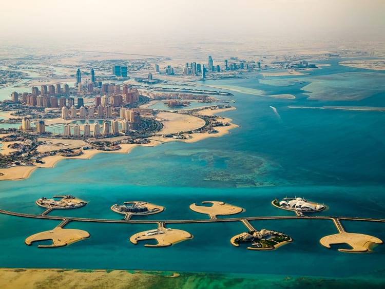 Doha, Katar &ndash; Blick auf The Pearl und verspielte Inselarchitektur im Meer