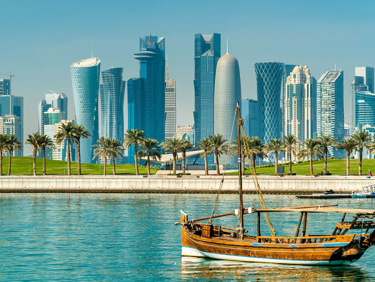 Doha, Katar &ndash; traditionelle Dhau auf ruhigem Wasser vor moderner Skyline