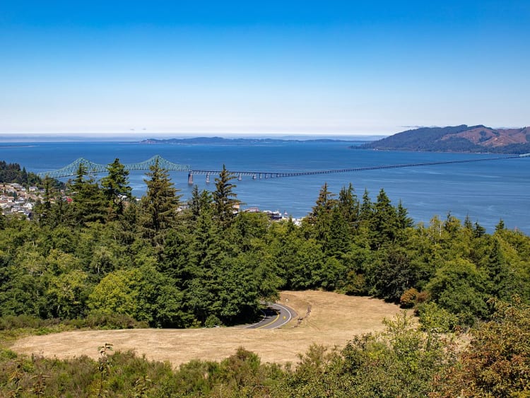 Astoria, USA &ndash; zwischen K&uuml;stenw&auml;ldern und Wasser windet sich die lange Br&uuml;cke