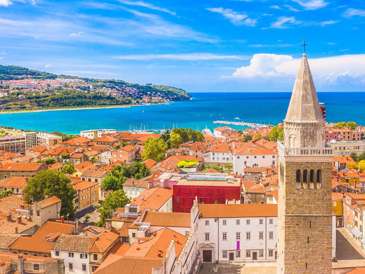 Koper, Slowenien &ndash; Altstadt mit rotem Ziegeldach und Kirchturm vor t&uuml;rkisblauer Adria
