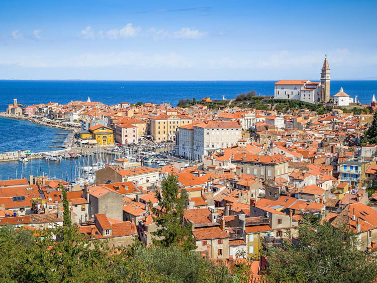 Koper, Slowenien &ndash; Altstadt mit roten D&auml;chern und Kirche auf einer Landzunge am Meer