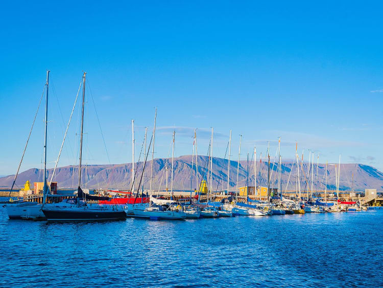 Reykjav&iacute;k, Island &ndash; Segelboote vor karger Bergkulisse