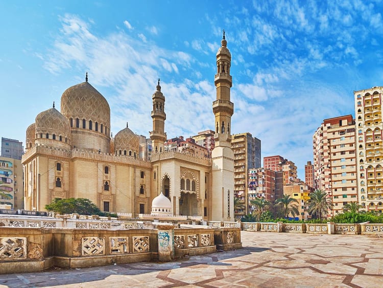 Alexandria, &Auml;gypten &ndash; prachtvolle Moschee mit Minarett inmitten der Stadt