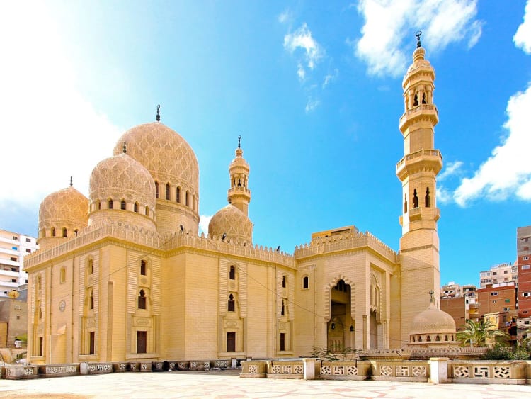 Alexandria, &Auml;gypten &ndash; Moschee mit vier Kuppeln und hohem Minarett