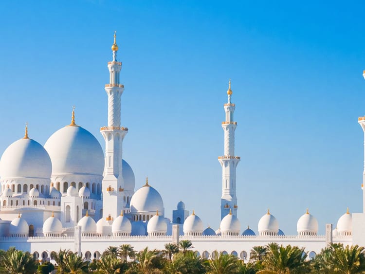 Abu Dhabi, VAE &ndash; strahlend wei&szlig;e Sheikh-Zayed-Moschee unter blauem Himmel