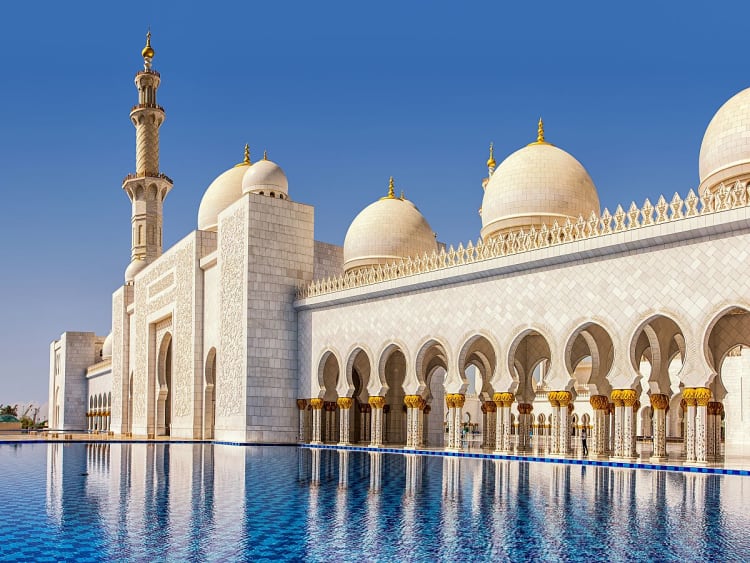 Abu Dhabi, VAE &ndash; wei&szlig;e Kuppeln der Sheikh-Zayed-Moschee spiegeln sich im Wasser