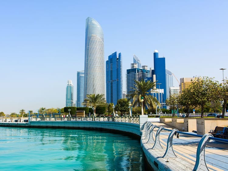 Abu Dhabi, VAE &ndash; geschwungene Uferpromenade vor gl&auml;serner Hochhauskulisse