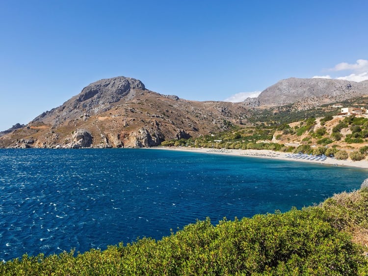 Souda, Griechenland &ndash; einsame Bucht mit Kiesstrand und Bergen im Hintergrund