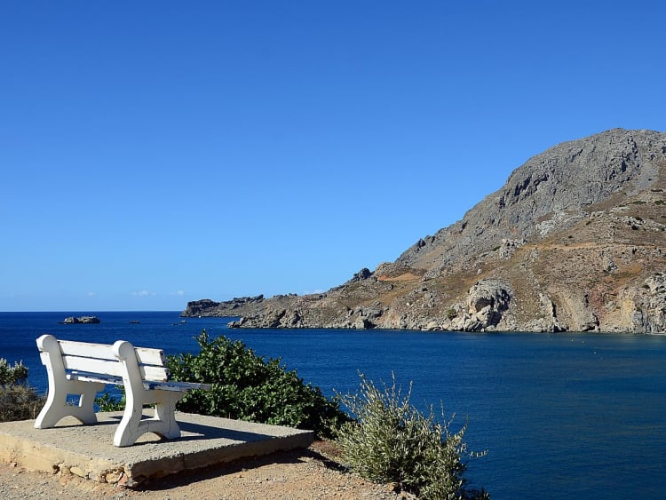 Souda, Griechenland &ndash; wei&szlig;e Bank mit Blick auf die karge K&uuml;ste S&uuml;dkretas