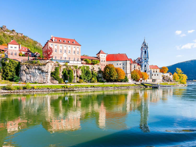 Wachau, &Ouml;sterreich &ndash; Barockkirche spiegelt sich im Donauwasser