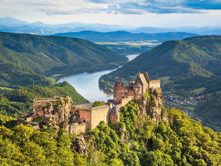 Wachau, &Ouml;sterreich &ndash; Burg Aggstein thront &uuml;ber der Donau