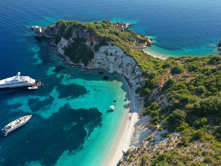 Nassau, Bahamas &ndash; Smaragdgr&uuml;ne Bucht mit Klippenkulisse