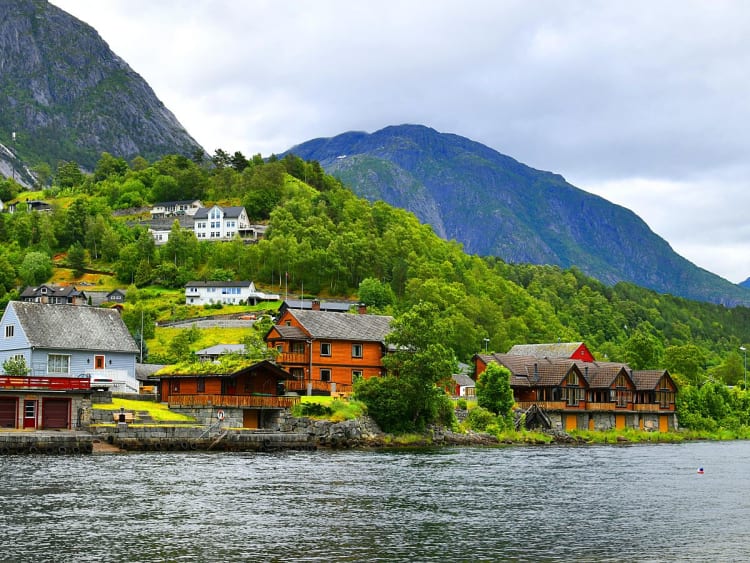 Eidfjord, Norwegen &ndash; Idyllisches Dorf mit Holzh&auml;usern am Wasser