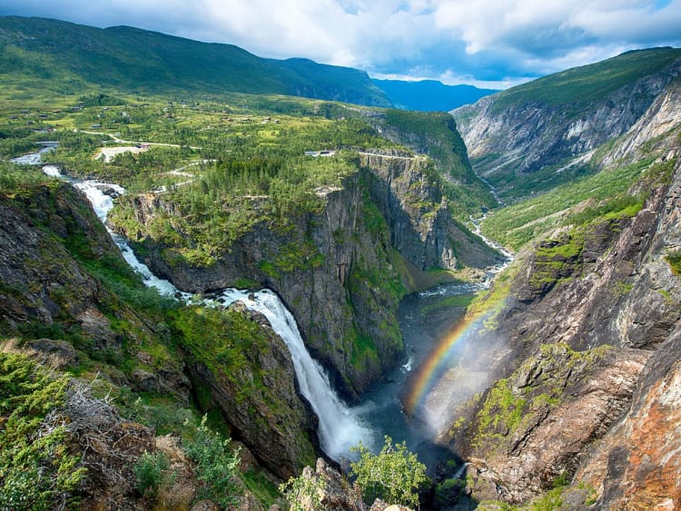 Eidfjord, Norwegen &ndash; M&auml;chtiger Wasserfall st&uuml;rzt in eine tiefe Schlucht mit Regenbogen