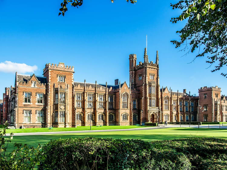 Belfast, Nordirland &ndash; Rotes Backsteingeb&auml;ude der Queen&rsquo;s University mit neugotischen T&uuml;rmen