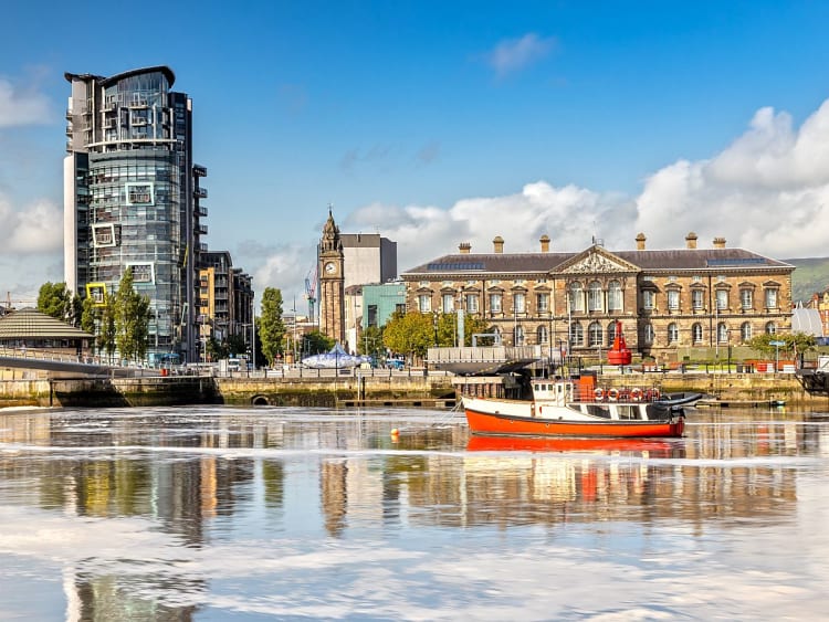 Belfast, Nordirland &ndash; Historische Hafenfassaden und moderner Turm am River Lagan