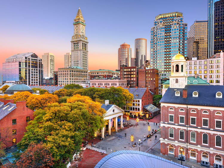 Boston, USA &ndash; Abendstimmung &uuml;ber Faneuil Hall und bunt gef&auml;rbten Baumkronen