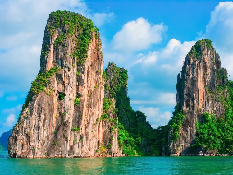 Halong, Vietnam &ndash; Steil aufragende Kalksteinfelsen &uuml;ber t&uuml;rkisgr&uuml;nem Wasser