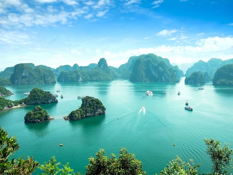Halong, Vietnam &ndash; Inseln wie Skulpturen ragen aus dem t&uuml;rkisfarbenen Wasser der Bucht