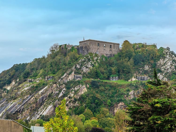 Cherbourg, Frankreich &ndash; Die Festung du Roule thront &uuml;ber der Stadt