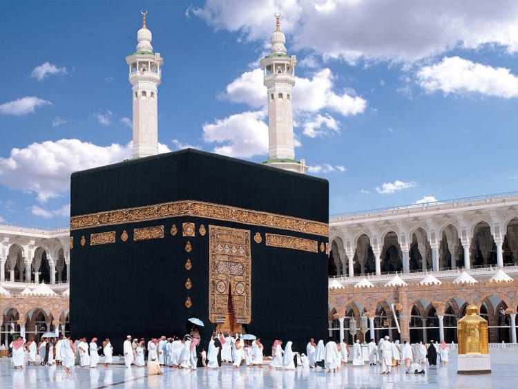 Jeddah, Saudi-Arabien &ndash; Gl&auml;ubige versammeln sich um die Kaaba im Innenhof der Moschee