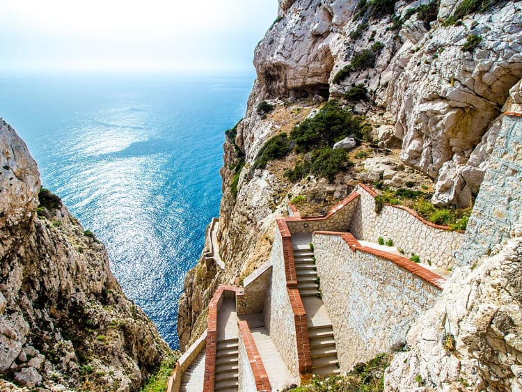 Alghero, Italien &ndash; Serpentinentreppe am Capo Caccia &uuml;ber t&uuml;rkisblauem Wasser