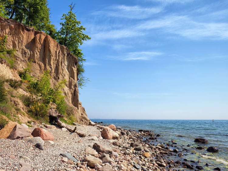 Gdynia, Polen &ndash; Kliff von Orłowo mit gr&uuml;nem Wald und Schiffen auf der Ostsee