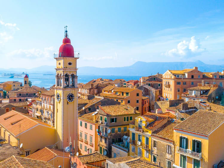 Kerkyra, Griechenland &ndash; Uhrturm ragt &uuml;ber die D&auml;cher der Altstadt am ruhigen Meer