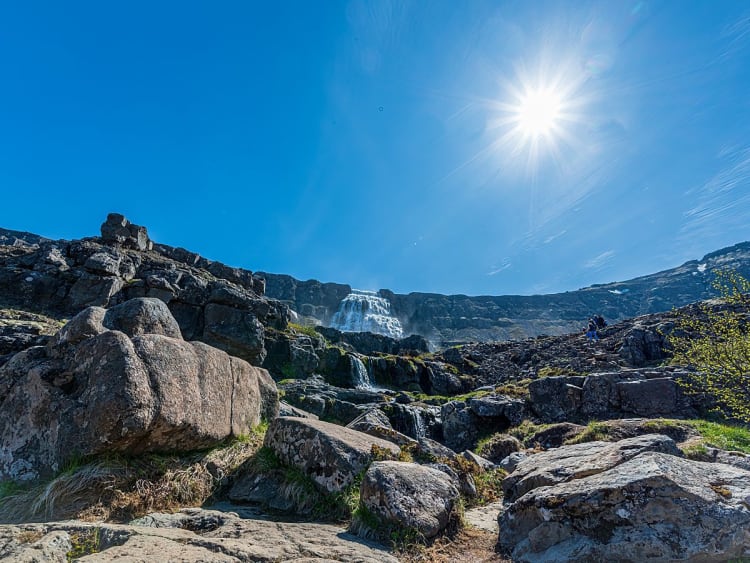 &Iacute;safj&ouml;r&eth;ur, Island &ndash; Sonnenlicht &uuml;ber dem kaskadierenden Dynjandi-Wasserfall