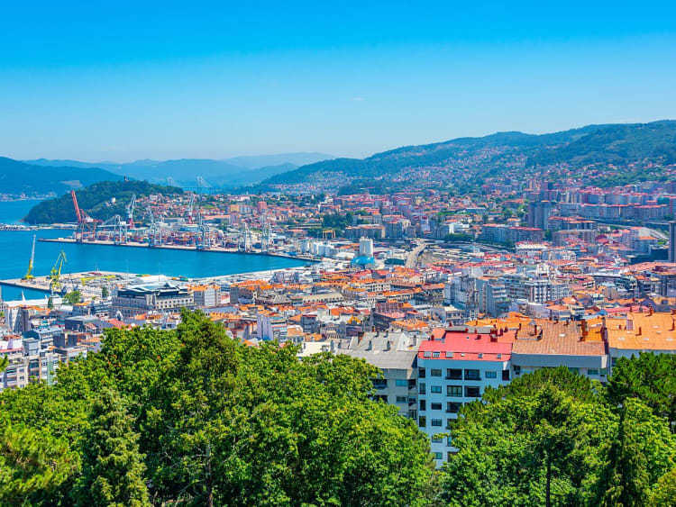 Vigo, Spanien &ndash; Weitl&auml;ufige Stadtansicht mit maritimem Flair am Atlantik