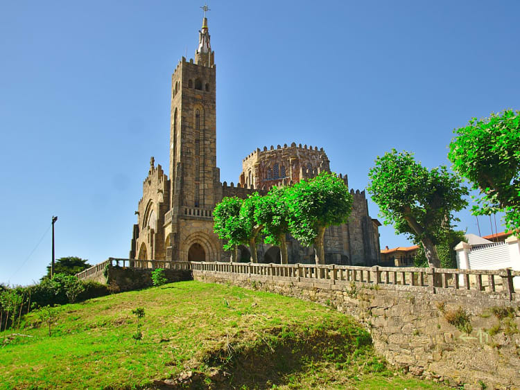 Vigo, Spanien &ndash; Neogotische Kirche mit hohem Turm &uuml;ber gr&uuml;nem Hang