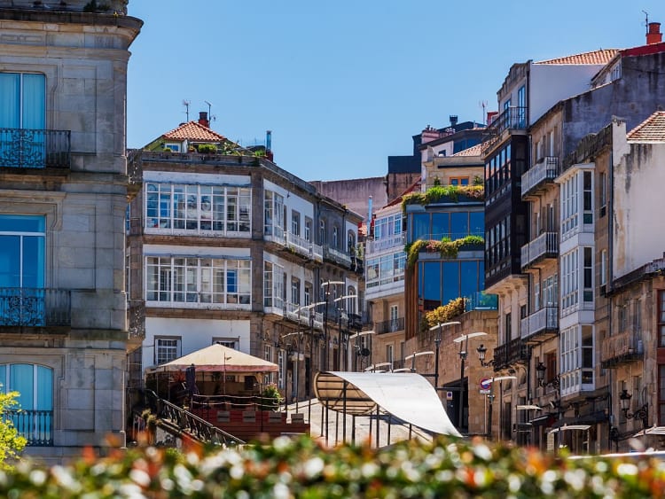 Vigo, Spanien &ndash; Enge Altstadtgasse mit typischen Glasveranden und Caf&eacute;s