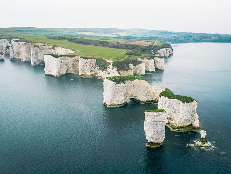 Dover, England &ndash; Wei&szlig;e Kreidefelsen ragen markant aus der ruhigen See