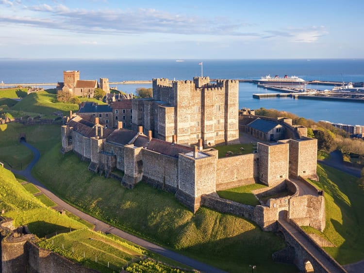 Dover, England &ndash; Mittelalterliche Burg &uuml;berragt den Hafen mit Blick auf den &Auml;rmelkanal